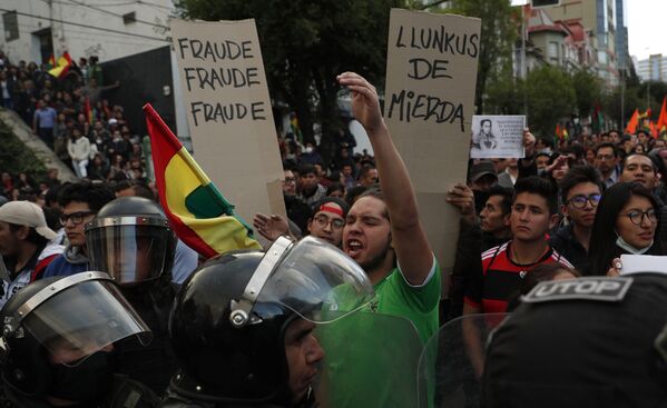  Оппоненты, в свою очередь, поддерживают оппозиционного политика бывшего президента Боливии Карлоса Меса - Sputnik Грузия