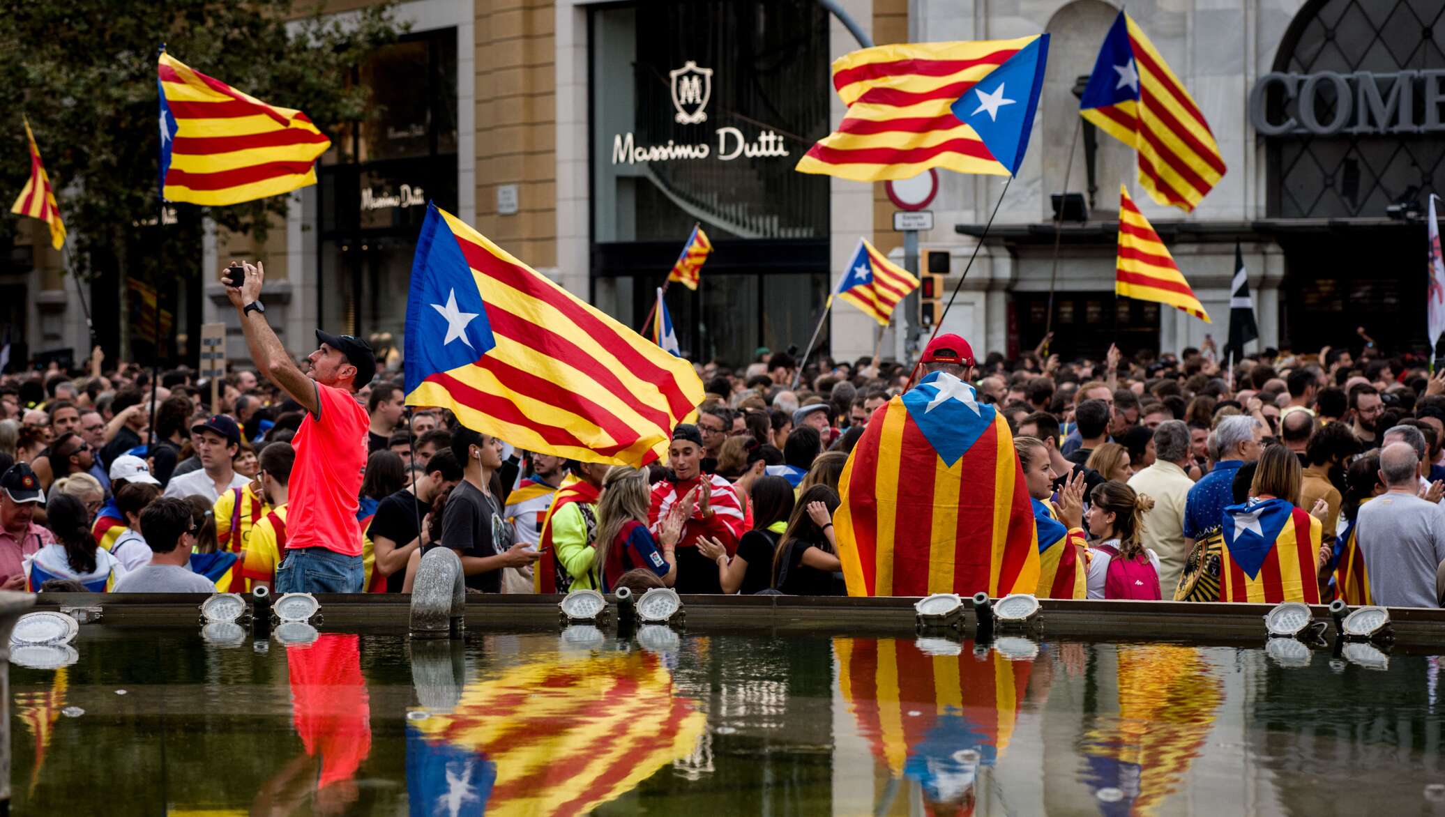 Сми испании. Барселона независимость Каталонии. Каталонцы в Испании. Испания vs Каталония. Каталония облевления независимости.