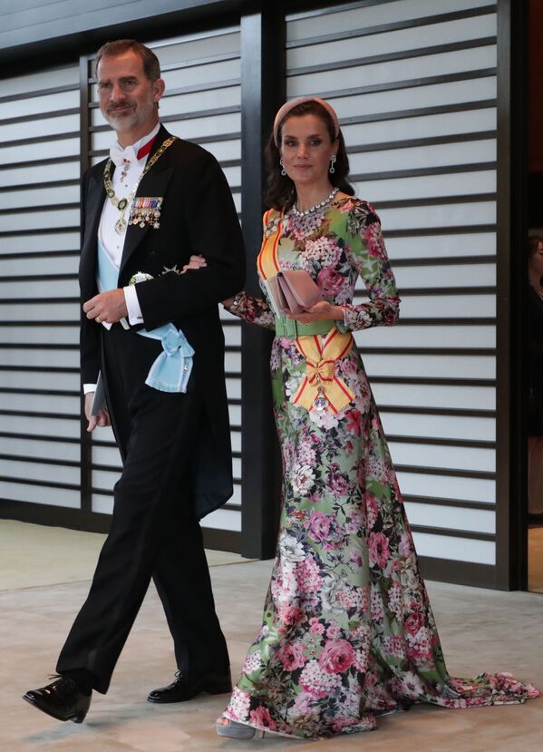 Король Испании Филипп VI с супругой королевой Летицией покидают Императорский дворец после придворного банкета в честь возведения на престол императора Нарухито - Sputnik Грузия
