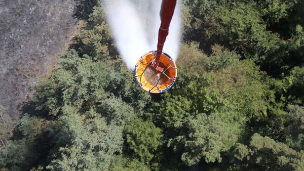 Тушение лесного пожара в горах с вертолета - Sputnik Грузия