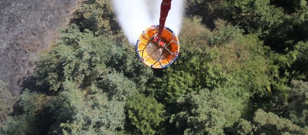 Тушение лесного пожара в горах с вертолета - Sputnik Грузия