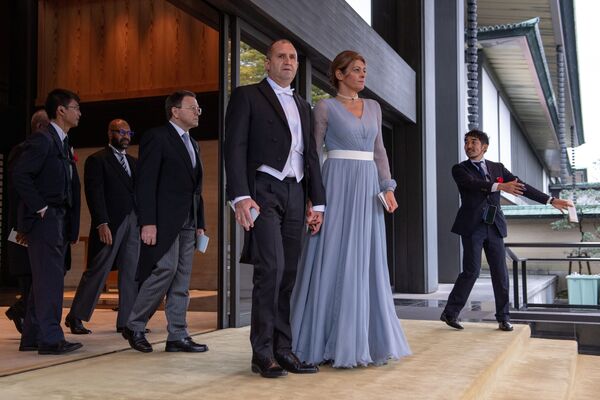  Президент Болгарии Румен Радев с женой после участия в церемонии возведения на престол японского императора Нарухито - Sputnik Грузия