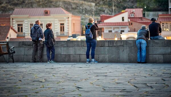 Туристы фотографируют столицу Грузии со смотровой площадки - Sputnik Грузия