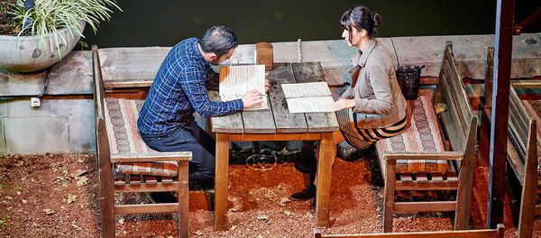 Молодая пара в уличном кафе - Sputnik Грузия