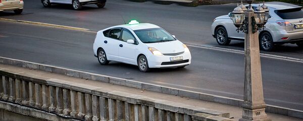 Белые такси едут по набережной Белые такси едут по набережной - Sputnik Грузия