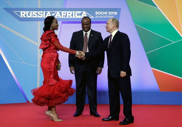 Президент России Владимир Путин и король Эсватини Мсвати III с супругой на саммите Россия - Африка в Сочи - Sputnik Грузия