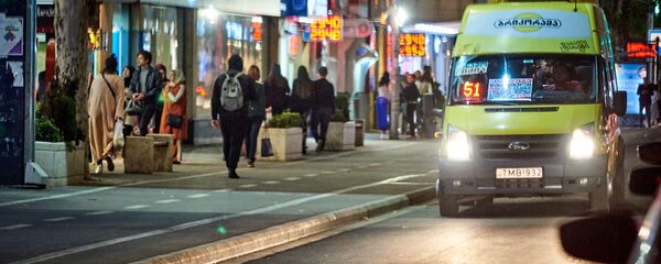 Маршрутка едет по улице Пекина в районе Сабуртало - виды города Тбилиси - Sputnik Грузия