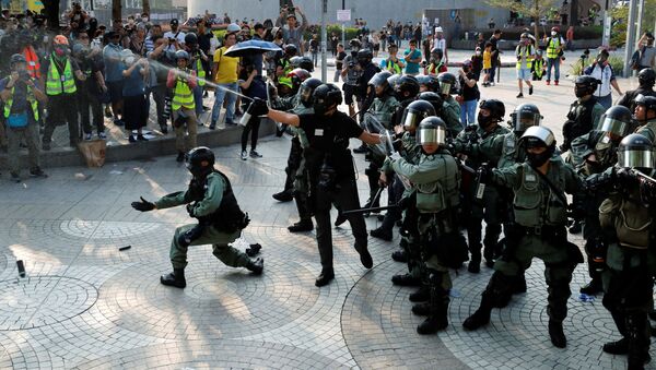 Антиправительственные демонстранты противостоят омоновцам в Цим Ша Цуй в Гонконге - Sputnik Грузия