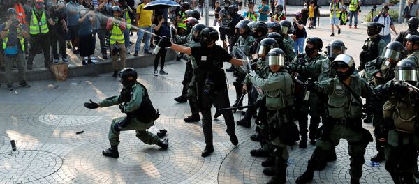 Антиправительственные демонстранты противостоят омоновцам в Цим Ша Цуй в Гонконге - Sputnik Грузия