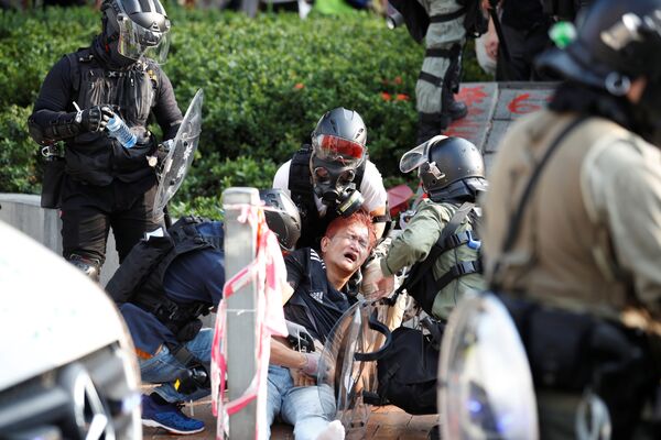 Отмечается, что полиция, возможно, также использовала перцовый газ против демонстрантов - Sputnik Грузия
