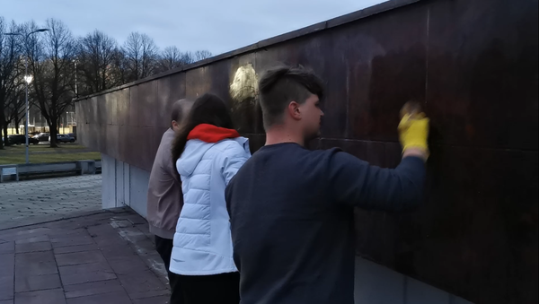 Как слово оккупанты смывали с памятника Освободителям в Риге - видео - Sputnik Грузия