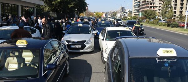 Акция протеста водителей Шмакси в столице Грузии - Sputnik Грузия