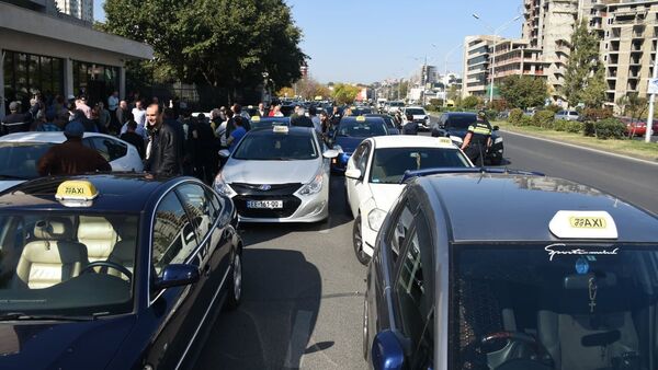 Акция протеста водителей Шмакси в столице Грузии - Sputnik Грузия
