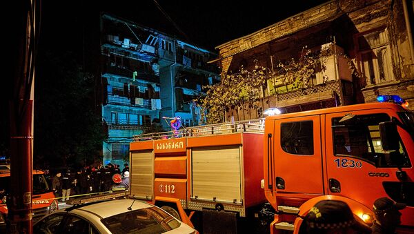 Последствия взрыва бытового газа в пятиэтажном жилом доме хрущевского типа в центре грузинской столицы - Sputnik Грузия