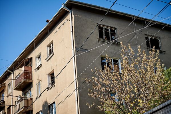 На этом фото можно заметить, какие повреждения получила та квартира на пятом этаже, где был взрыв. Хотя ЧП произошло со стороны двора, пострадала практически вся площадь квартиры как внутри, так и снаружи - на стене справа тоже можно увидеть новые трещины - Sputnik Грузия