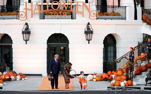 Мелания и Дональд Трамп устроили в Белом доме традиционный праздничный прием в честь одного из самых популярных праздников в США – Хэллоуина - Sputnik Грузия