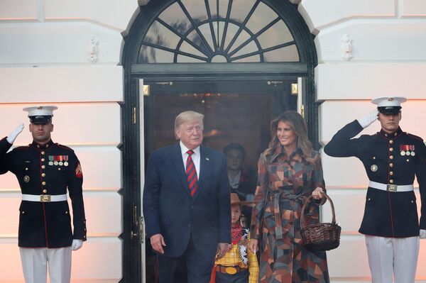 Американский президент вместе с женой встречали гостей на крыльце и раздавали сладости около 40 минут - Sputnik Грузия