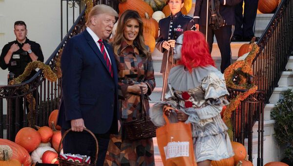 Президент США Дональм Трамп во время раздачи сладостей школьникам в Белом доме в честь Хеллоуина - Sputnik Грузия