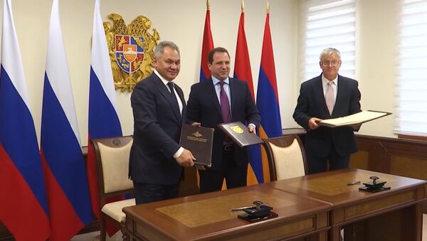 Министры обороны России и Армении подписали план сотрудничества - видео - Sputnik Грузия