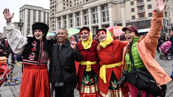 Участники фестиваля День народного единства с китайскими туристами на Манежной площади в Москве - Sputnik Грузия