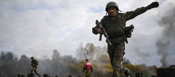 Огненно-штурмовая полоса во время испытаний на право ношения крапового берета среди военнослужащих спецназа Сибирского округа Росгвардии  - Sputnik Грузия