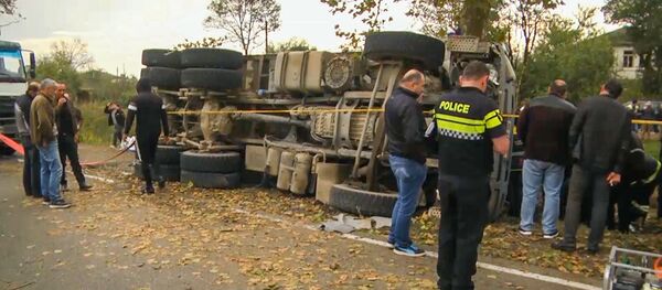 ავარია ხობში: მაშველებმა გადაბრუნებული სატვირთოდან მძღოლი გამოიყვანეს - Sputnik საქართველო