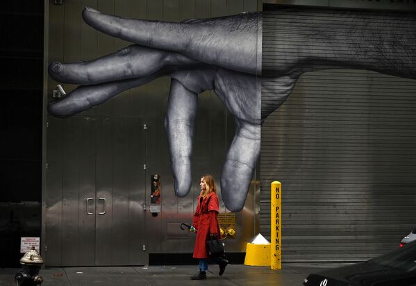 Девушка на фоне граффити в Нью-Йорке - Sputnik Грузия
