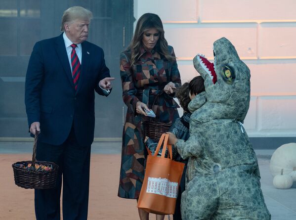 Президент США Дональм Трамп с женой во время раздачи сладостей детям в Белом доме в честь Хеллоуина - Sputnik Грузия