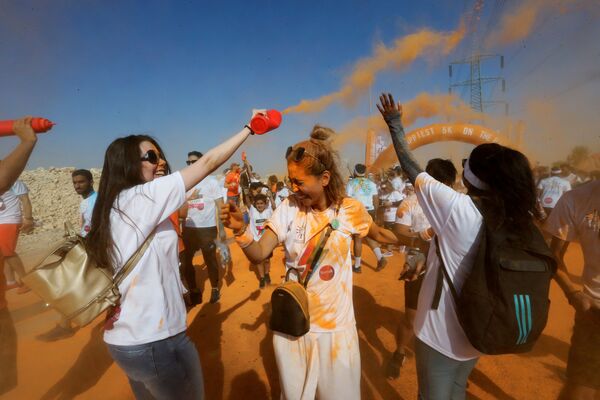 Участницы Цветного забега во время фестиваля в Эр-Рияде, Саудовская Аравия - Sputnik Грузия