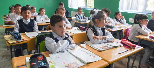 Урок грузинского языка Георгия Чаучидзе со вторым классом Урок грузинского языка Георгия Чаучидзе со вторым классом - Sputnik Грузия