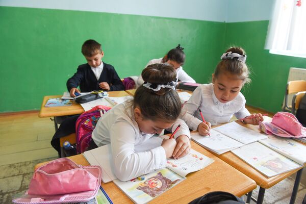 გიორგი ჭაუჭიძე: მოსწავლეთა ნიშნებით შეფასება ქართული განათლების სისტემის სირცხვილი მგონია გიორგი ჭაუჭიძე: მოსწავლეთა ნიშნებით შეფასება ქართული განათლების სისტემის სირცხვილი მგონია - Sputnik საქართველო
