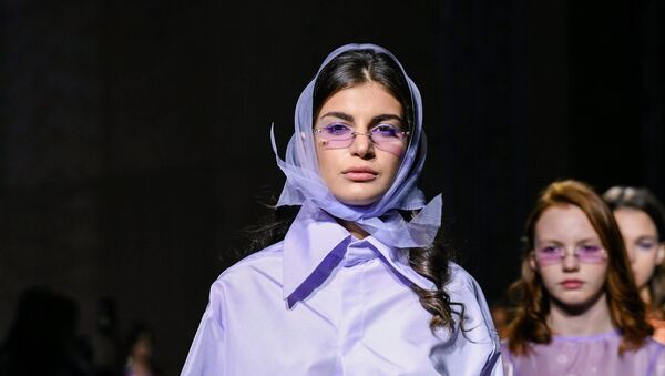 Показ коллекции Tako Mekvabidze в рамках недели моды Mercedes Benz Fashion Week - Sputnik Грузия