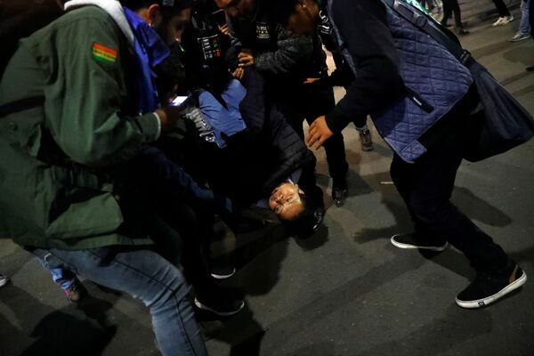 Столкновения между протестующими против нового избрания президентом Эво Моралеса произошли в ночь на шестое ноября - Sputnik Грузия
