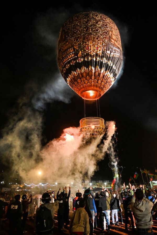 В дни ноябрьского полнолуния в Мьянме запускают в небо большие и маленькие воздушные шары из тонкой бумаги - Sputnik Грузия