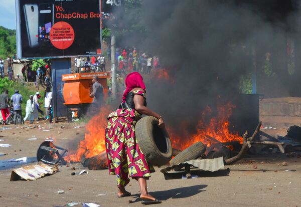 Протестующие жгут шины во время уличных протестов в Конакри, Гвинея - Sputnik Грузия