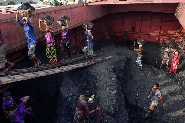 Рабочие выгружают уголь с грузового корабля в Габтоли, Бангладеш - Sputnik Грузия