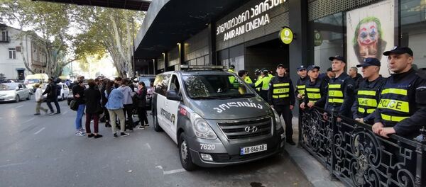 აქცია კინოთეატრთან აქცია კინოთეატრთან - Sputnik საქართველო