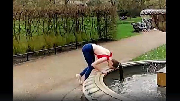 Девушка хотела сделать эффектное фото у фонтана, но что-то пошло не так – смешное видео - Sputnik Грузия