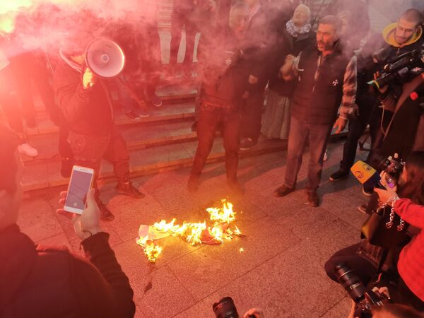 Чуть позже флаг ЛГБТ протестующие сожгли у здания кинотеатра под радостные возгласы - Sputnik Грузия