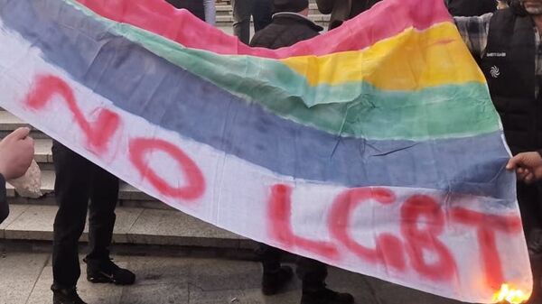 Противники пропаганды ЛГБТ-сообщества сожгли радужный флаг в Тбилиси - Sputnik Грузия