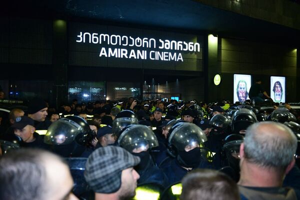 Акция протеста в Тбилиси - меры безопасности усилены, задержаны двое митингующих Акция протеста в Тбилиси - меры безопасности усилены, задержаны двое митингующих - Sputnik Грузия