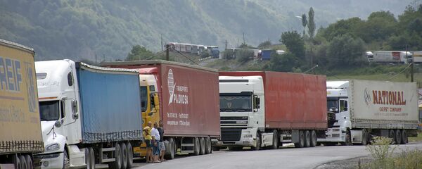 Многокилометровая очередь грузовиков на грузино-российской границе - Sputnik Грузия