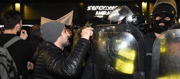 საპროტესტო აქცია კინოთეატრ „ამირანთან“ საპროტესტო აქცია კინოთეატრ „ამირანთან“ - Sputnik საქართველო