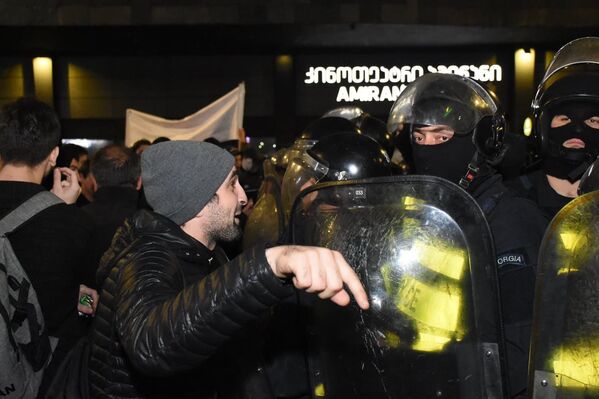 По имеющимся данным, в Батуми также не обошлось без стычек протестующих с полицией - Sputnik Грузия