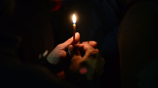 Один из протестующих держит в руках горящую свечу у входа в кинотеатр Амирани. Акция протеста против показа фильма А потом мы танцевали в столице Грузии - Sputnik Грузия