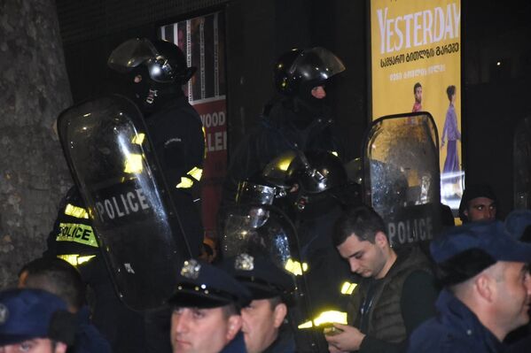 Чтобы не допустить беспорядков и осложнения ситуации, к зданию кинотеатра Амирани был стянут полицейский спецназ в касках и со щитами - Sputnik Грузия