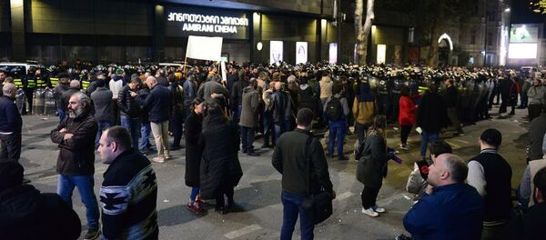 Протестующие перекрыли проезжую часть. Акция протеста против показа фильма А потом мы танцевали в столице Грузии Протестующие перекрыли проезжую часть. Акция протеста против показа фильма А потом мы танцевали в столице Грузии - Sputnik Грузия