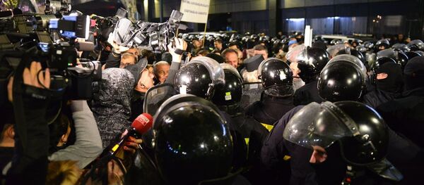 პარასკევს საღამოს კინოთეატრ „ამირანთან“ დაახლოებით ათასმა ადამიანმა მოიყარა თავი. ადგილზე მობილიზებული იყო პოლიცია და სპეცრაზმი პარასკევს საღამოს კინოთეატრ „ამირანთან“ დაახლოებით ათასმა ადამიანმა მოიყარა თავი. ადგილზე მობილიზებული იყო პოლიცია და სპეცრაზმი - Sputnik საქართველო