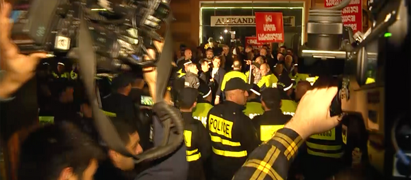 სკანდალური ფილმის „და ჩვენ ვიცეკვეთ“ მაყურებლებს ბათუმში კვერცხები ესროლეს - ვიდეო სკანდალური ფილმის „და ჩვენ ვიცეკვეთ“ მაყურებლებს ბათუმში კვერცხები ესროლეს - ვიდეო - Sputnik საქართველო