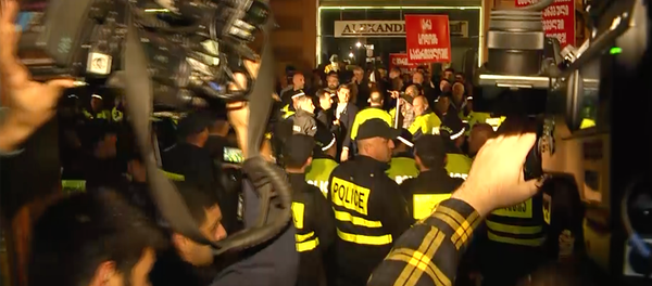 Зрителей скандального фильма А потом мы танцевали в Батуми закидали яйцами - видео - Sputnik Грузия